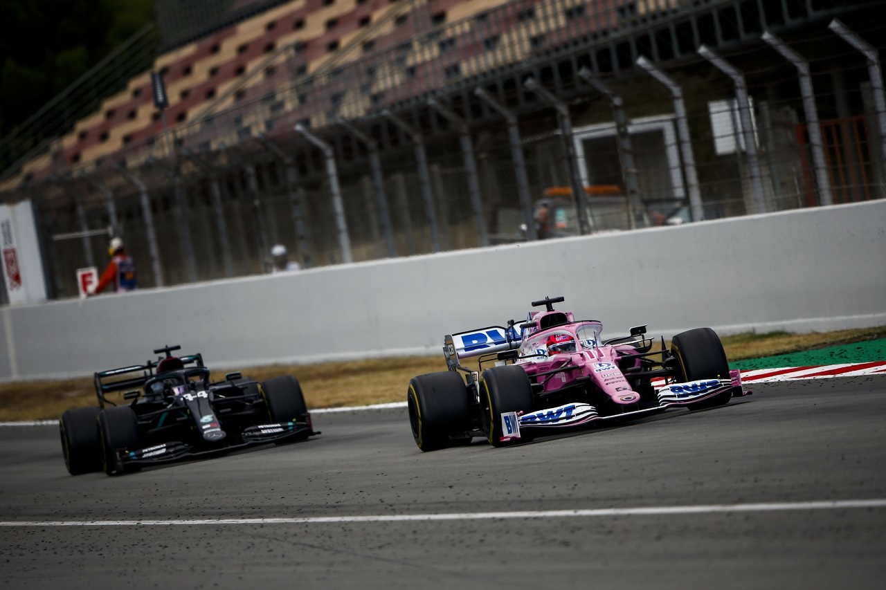 2020年F1第6戦スペインGP　セルジオ・ペレス（レーシングポイント）とルイス・ハミルトン（メルセデス）