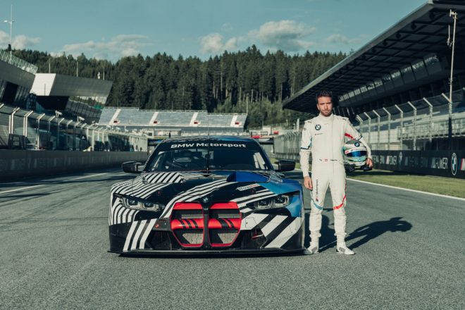 BMW M4 GT3（プロトタイプ）とBMWワークスドライバーのフィリップ・エング