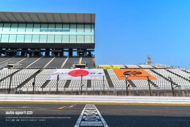 鈴鹿のグランドスタンドには、第1戦・第2戦に続きフラッグが貼られた。