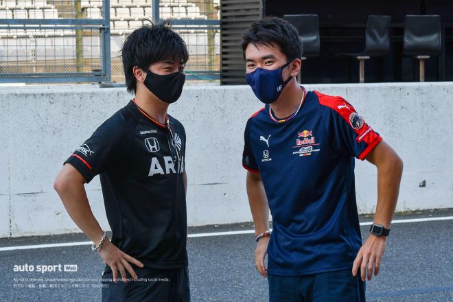 話し込む大湯都史樹と笹原右京