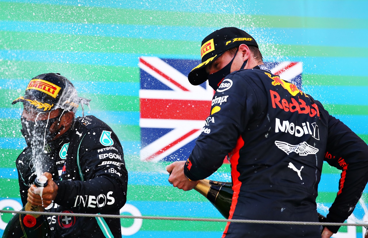 2020年F1第6戦スペインGP表彰台　優勝ルイス・ハミルトン（メルセデス）、2位マックス・フェルスタッペン（レッドブル・ホンダ）