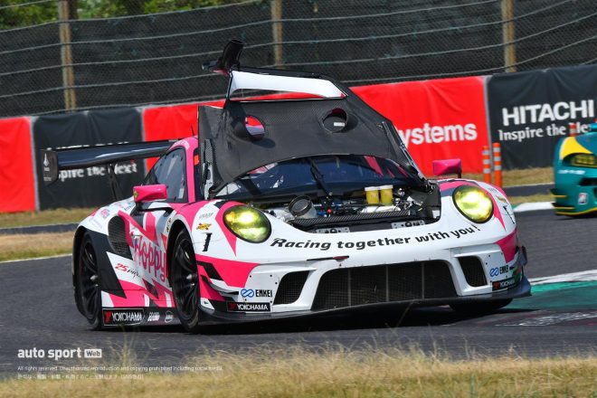 2020年スーパーGT第3戦鈴鹿 公式練習でボンネットフードが開いてしまったHOPPY Porsche（松井孝允／佐藤公哉）