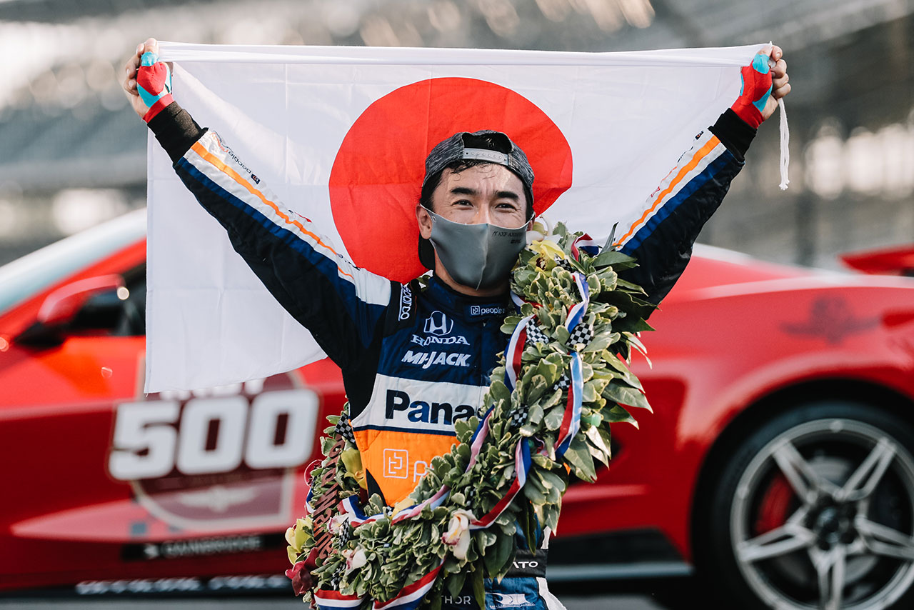 日の丸を掲げブリックヤードでの記念撮影を行う佐藤琢磨