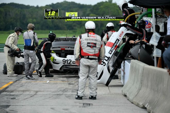 マシンの修復を試みるポルシェGTチーム