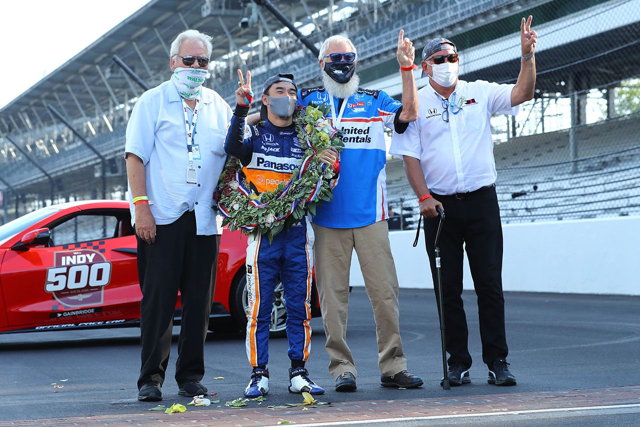 レイホール レターマン ラニガン レーシングのオーナーたちと記念撮影を行う佐藤琢磨 インディ500制覇でrllrに12年の忘れものを届けた佐藤琢磨 レースをできる僕たちは幸せだ の画像 写真 3 Autosport Web