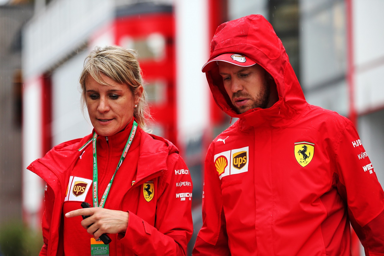 セバスチャン・ベッテル（フェラーリ）と広報担当のブリッタ・ロースケ