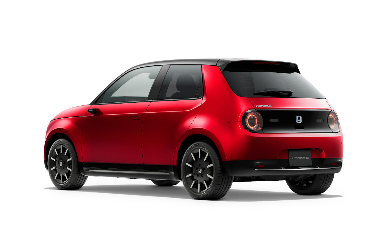Honda e（エクステリア：サイド＆リヤ、カラー：プレミアムクリスタルレッド・ メタリック）