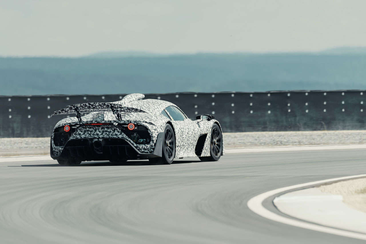 ダイナミックテストを行うメルセデスAMGプロジェクト・ワン“プロトタイプ”