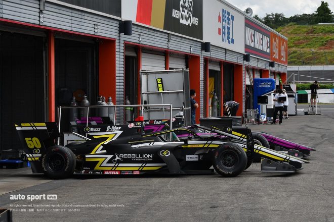 8月27日にツインリンクもてぎに運び込まれたBuzz Racing Team with B-Maxのマシン。51号車は今回参戦しないことに。