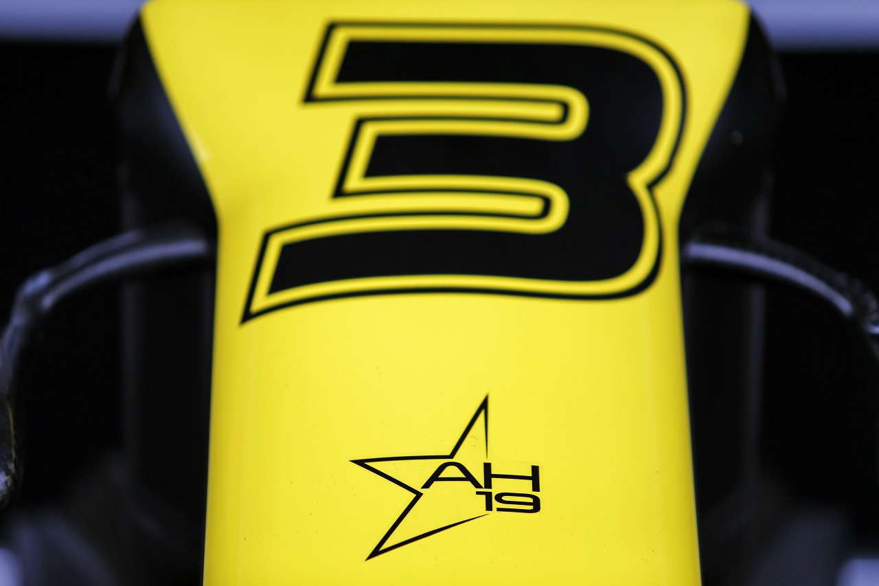 2020年F1第7戦ベルギーGP　アントワーヌ・ユベールを偲ぶロゴが飾られたダニエル・リカルドのルノールノーR.S.20