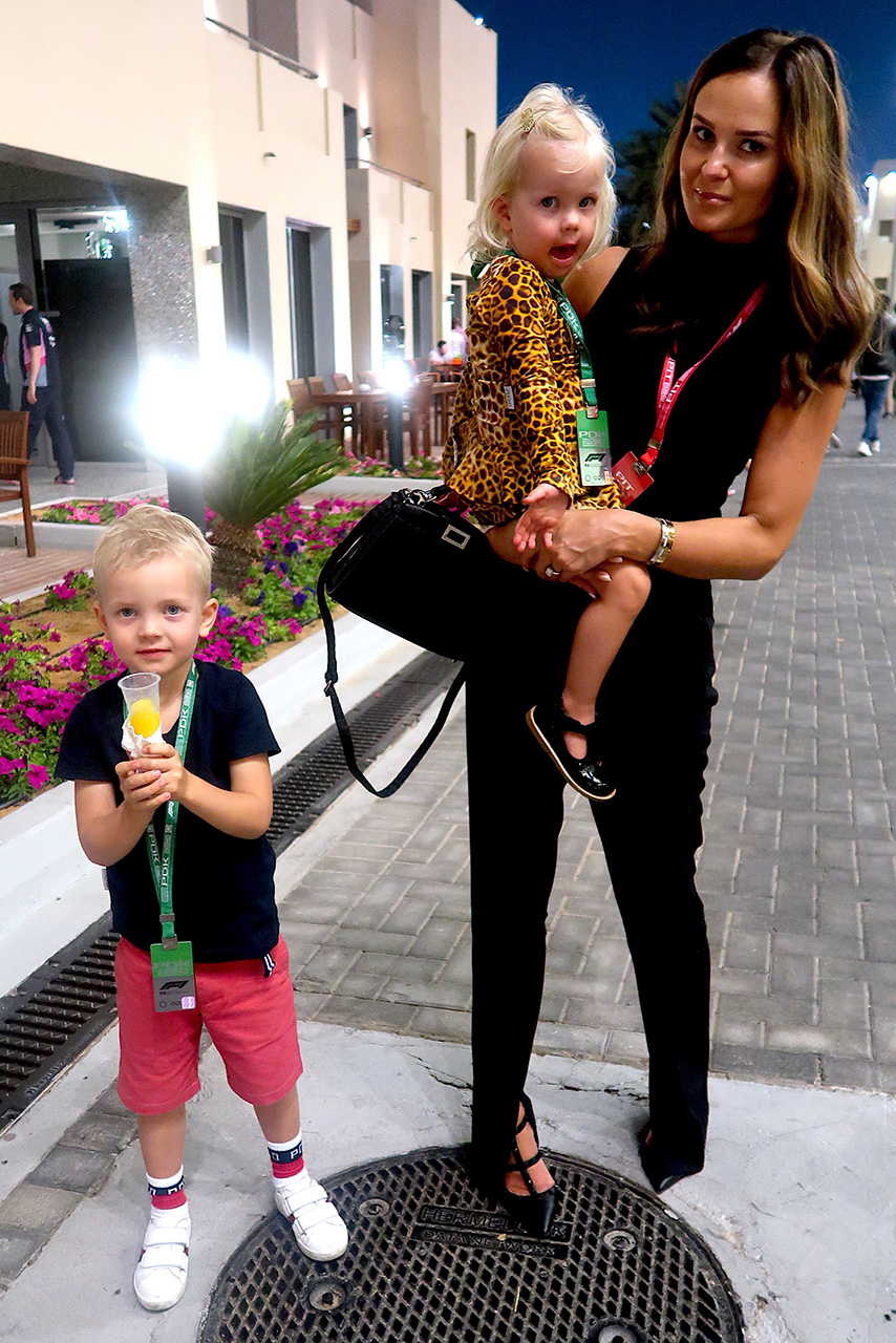 2019年F1最終戦アブダビGP　キミ・ライコネン（アルファロメオ）の妻、ミントゥさんと長男ロビンくん、長女リアンナちゃん2019年F1最終戦アブダビGP　キミ・ライコネン（アルファロメオ）の妻ミントゥさんと長男ロビンくん、長女リアンナちゃん