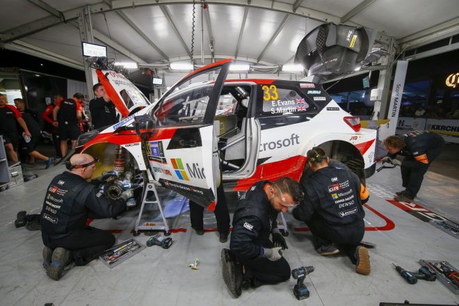 サービスを受けるトヨタ・ヤリスWRC（エルフィン・エバンス車）