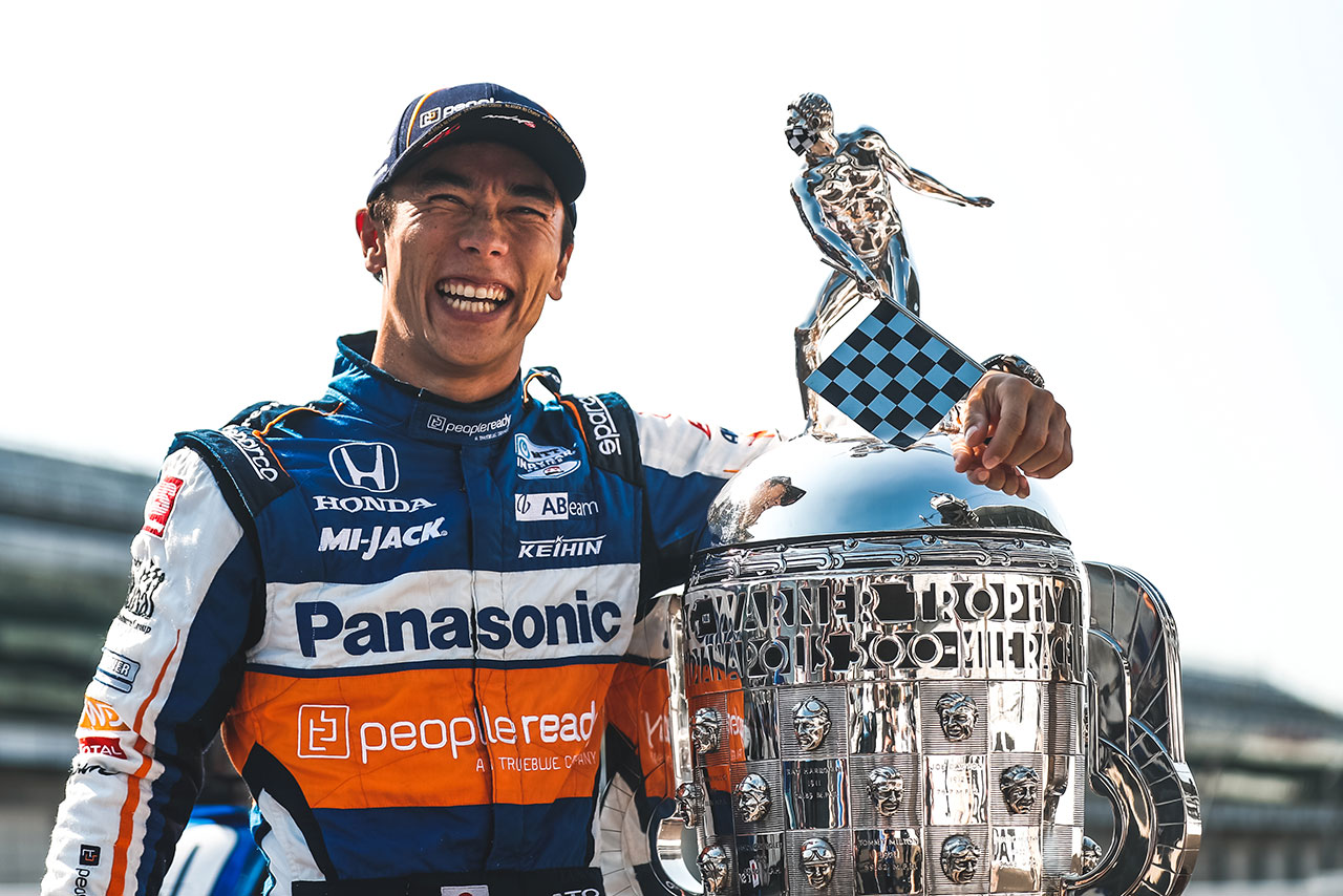 インディ500優勝トロフィーと一緒に笑顔をみせる佐藤琢磨