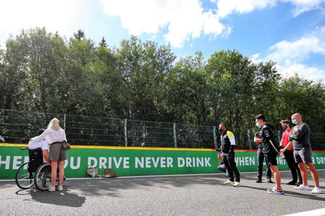 アントワーヌ・ユベールに祈りを捧げるF1関係者