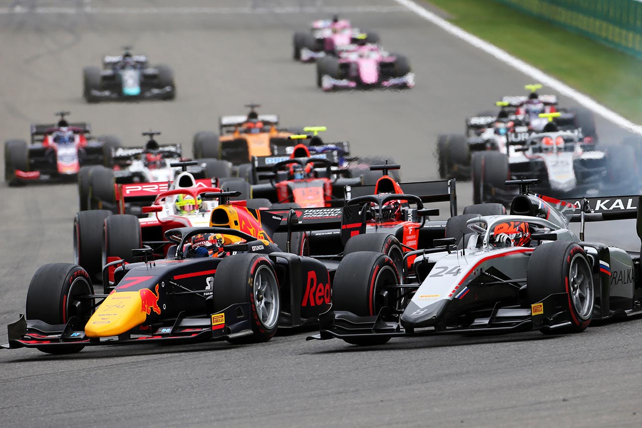 2020年FIA-F2第7戦ベルギーレース1 スタートの角田とマゼピン