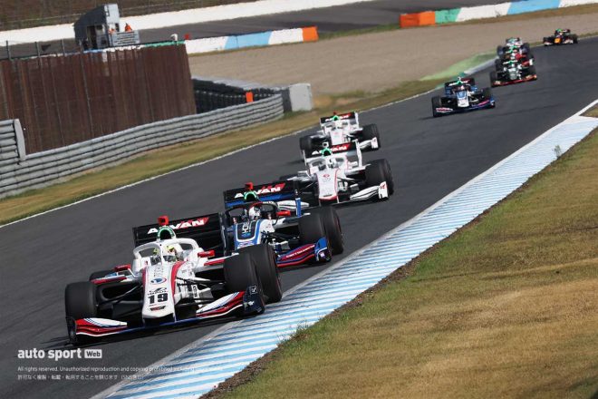 関口雄飛（ITOCHU ENEX TEAM IMPUL）を先頭に隊列が形成される