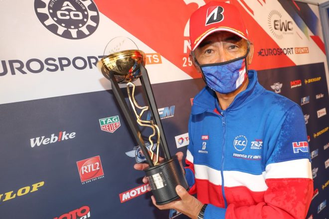 鈴鹿からトップアジアンチームに贈られるトロフィーを受け取った藤井正和監督（F.C.C. TSR Honda France）