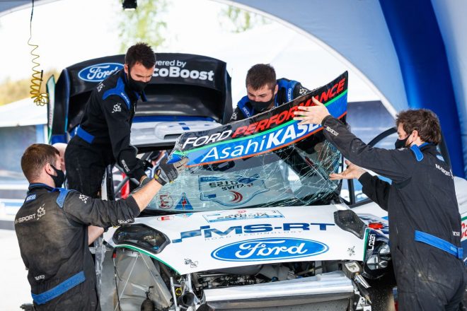 テーム・スニネンのフォード・フィエスタWRCを修復するMスポーツ・フォードのスタッフ