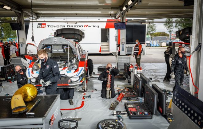 整備を受けるトヨタ・ヤリスWRC