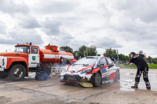 左フロントにダメージを負ったエルフィン・エバンスのトヨタ・ヤリスWRC