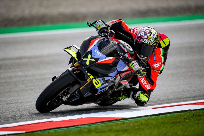 アプリリア トゥオーノV4 X（Tuono V4 X）を駆るMotoGPライダーのアレイシ・エスパルガロ（アプリリア・レーシング・チーム・グレシーニ）