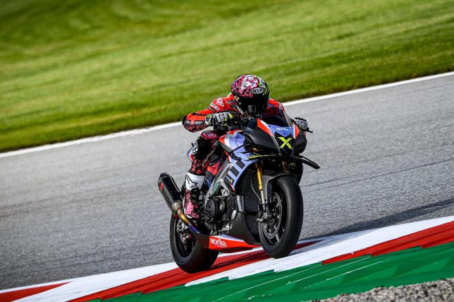 アプリリア トゥオーノV4 X（Tuono V4 X）を駆るMotoGPライダーのアレイシ・エスパルガロ（アプリリア・レーシング・チーム・グレシーニ）