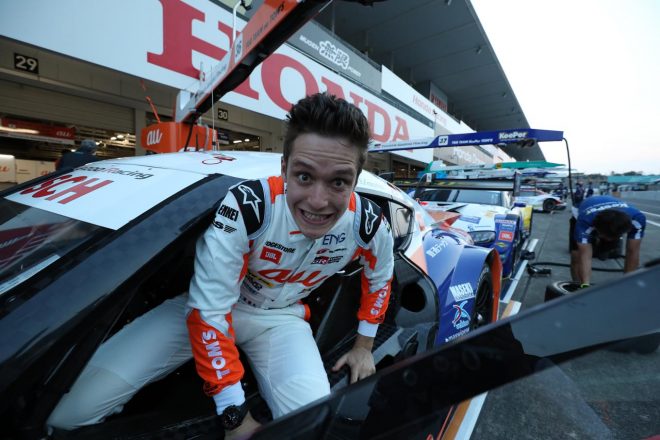 お茶目な一面も覗かせるサッシャ・フェネストラズ。チームスタッフとのコミュニケーションもしっかりとっている。