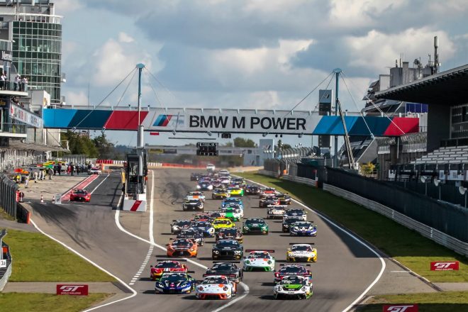 2020年GTワールドチャレンジ・ヨーロッパ第4戦ニュルブルクリンク6時間のスタートシーン。この直後、1コーナーでマルチクラッシュが発生した。