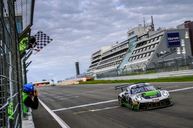 GTワールドチャレンジ第3戦ニュルブルクリンク6時間のトップチェッカーを受ける、ダイナミック・モータースポーツの54号車ポルシェ911 GT3 R
