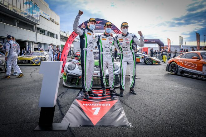 優勝したダイナミック・モータースポーツの（左から）スヴェン・ミューラー、マッテオ・カイロリ、クリスチャン・エンゲルハート