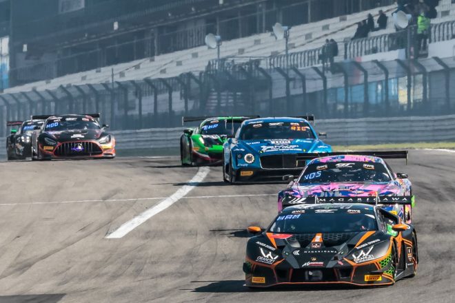 濱口弘がドライブするオレンジ1・FFFレーシングの19号車ランボルギーニ・ウラカンGT3エボ