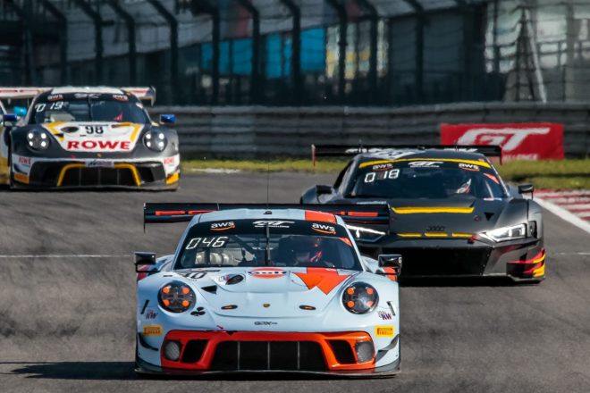 ポールポジションからスタートするも1コーナーで接触されスピン。勝負権を失ったGPXレーシングの40号車ポルシェ911 GT3 R