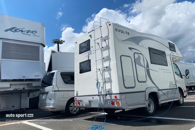 スーパーフォーミュラ第1戦もてぎで山下健太がパドックに持ち込んでいたキャンピングカー。レンタカーだが、某ライバルドライバーが個人的に興味を惹かれていたものと同型で、しげしげと外から“視察”するシーンも。