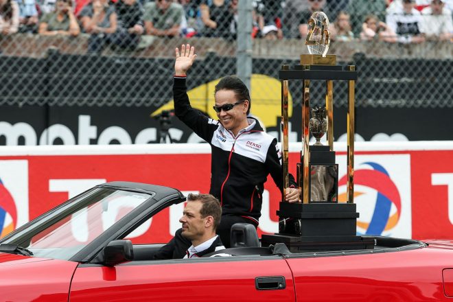 ル・マンの優勝トロフィーを手にする友山茂樹GAZOO Racingカンパニープレジデント（当時）