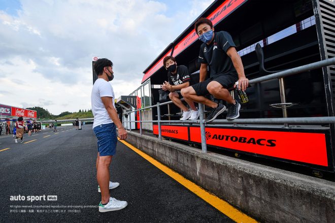 話し込む松浦孝亮、福住仁嶺、伊沢拓也