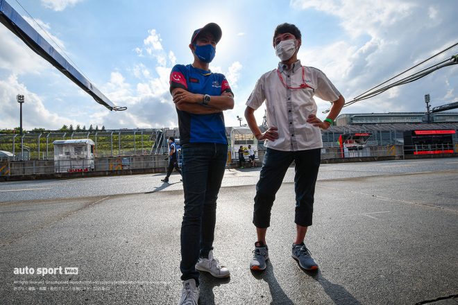 松田晃司氏と話し込む井口卓人