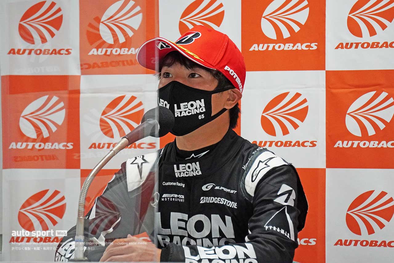 優勝会見に登場した菅波冬悟（LEON PYRAMID AMG）