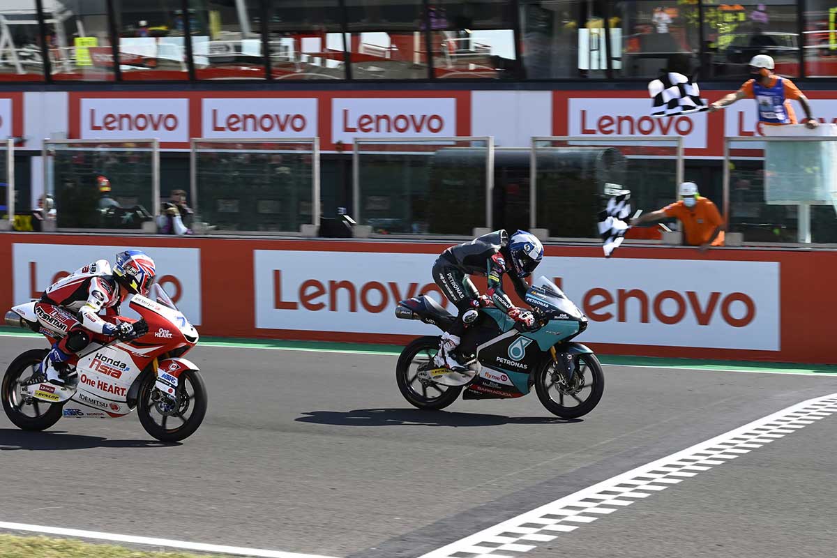 MotoGP第7戦サンマリノGP　Moto3クラス：優勝したジョン・マクフィーと2位でフィニッシュした小椋藍
