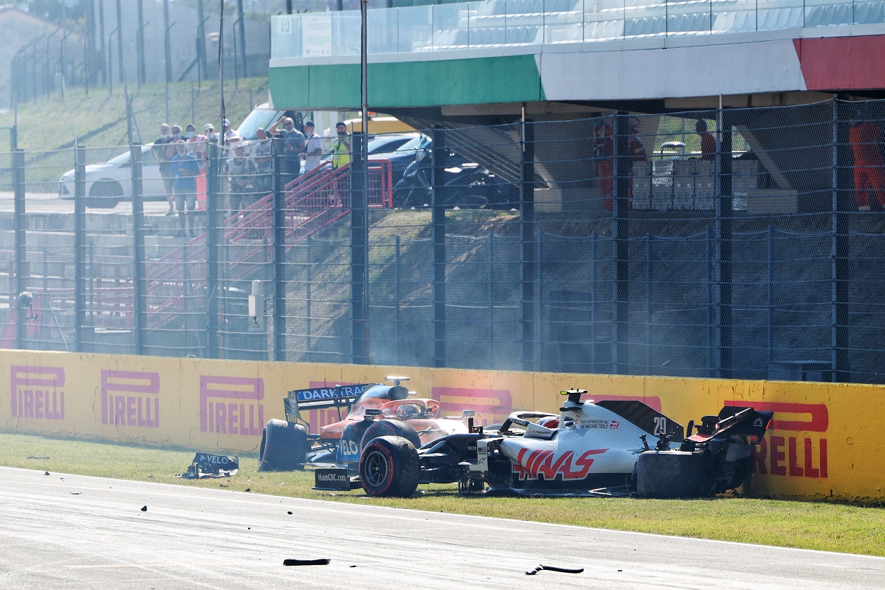 2020年F1第9戦トスカーナGP　クラッシュしたケビン・マグヌッセン（ハース）とカルロス・サインツJr.（マクラーレン）