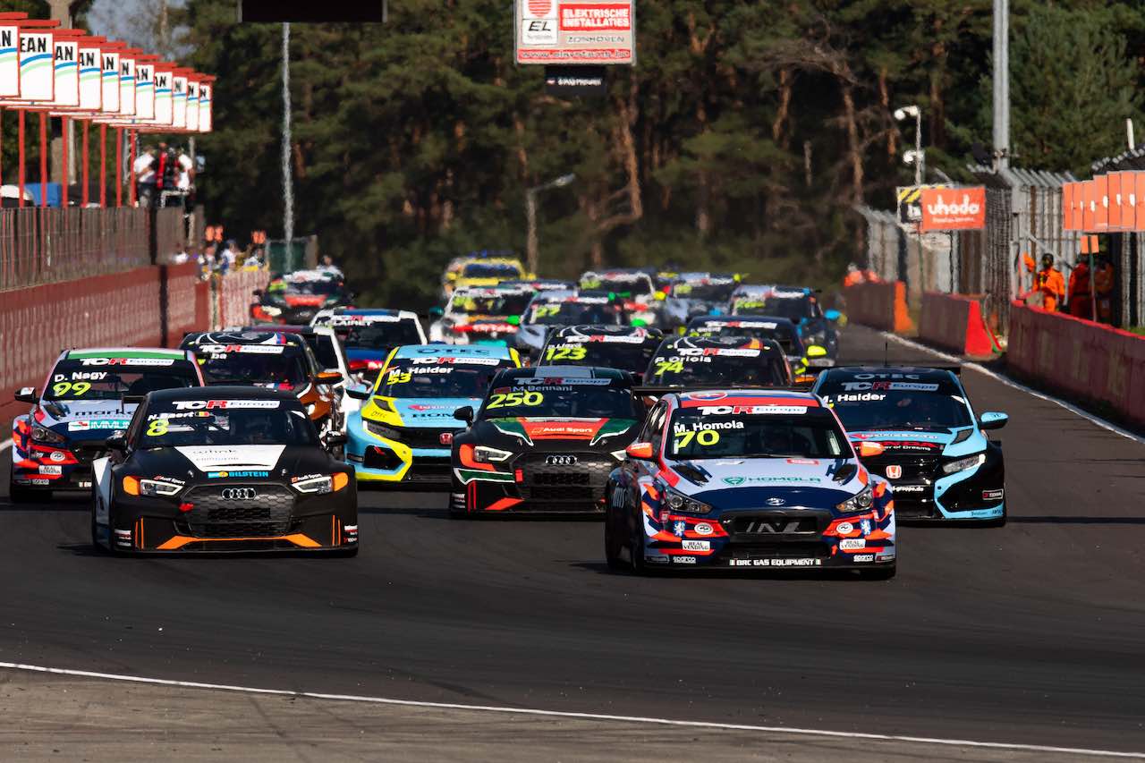 レース1は、初ポールシッターのニコラス・ベアトがクラッチミートに失敗し蹴り出しが鈍ると、1コーナーでマット・オモラの先行を許す苦しいスタートに