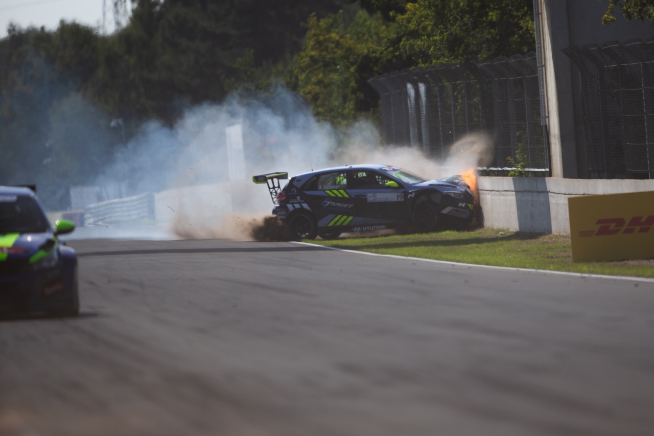 バックマン兄妹の兄アンドレアスは、2戦連続のリタイアに。レース1はSCやフルコースイエローなど荒れた展開となった