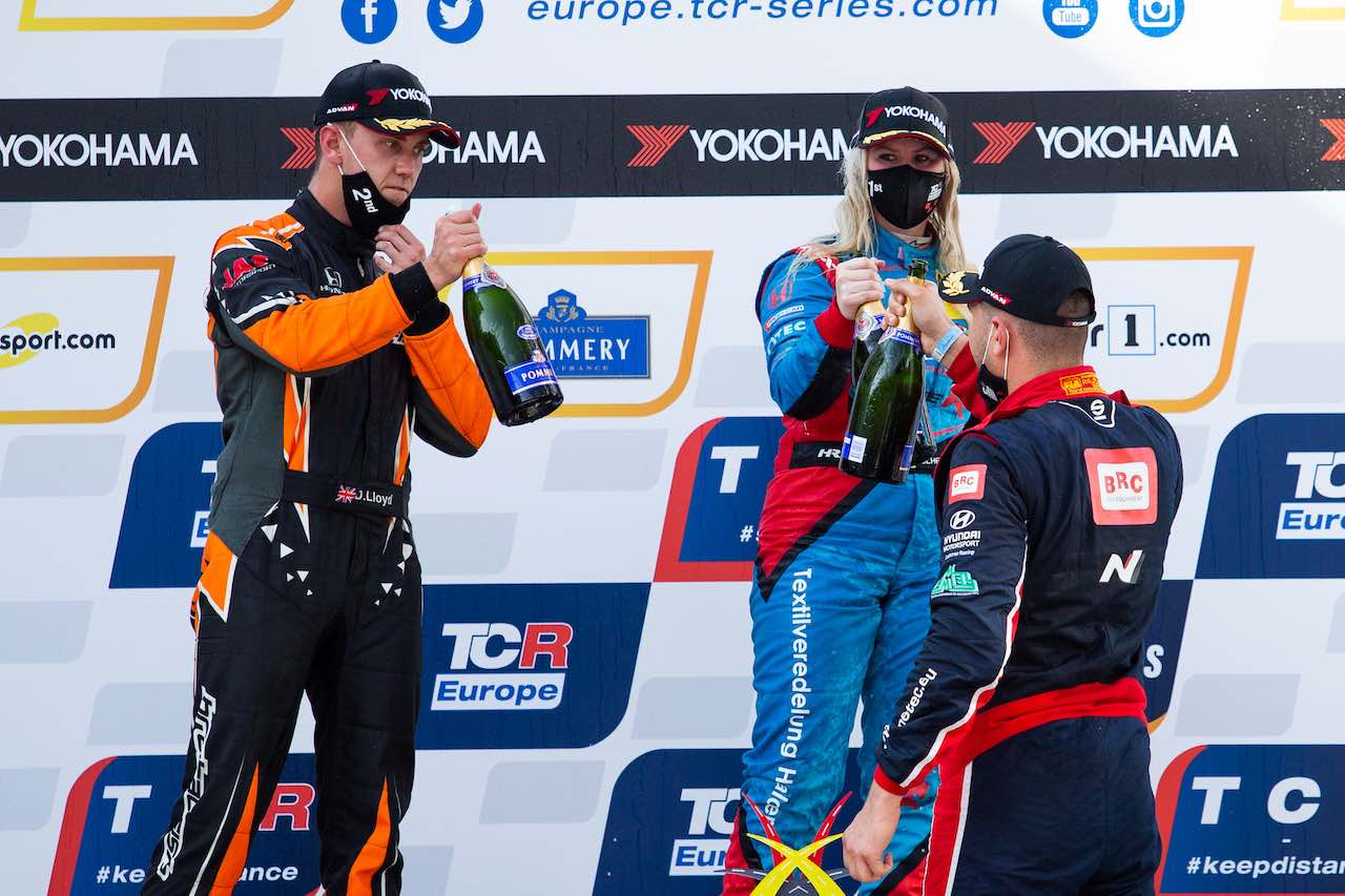 「60kgを搭載していたわりには、ポイントを稼げて有意義な週末になった」と語った選手権首位のダン・ロイド（左）