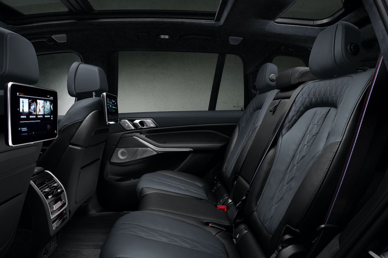 路面状況を各ホイールのセンサ―で感知し車高を自動調整する4輪アダプティブ・エア・サスペンションを採用するなど、長距離クルーザーとしても高い実力を誇る