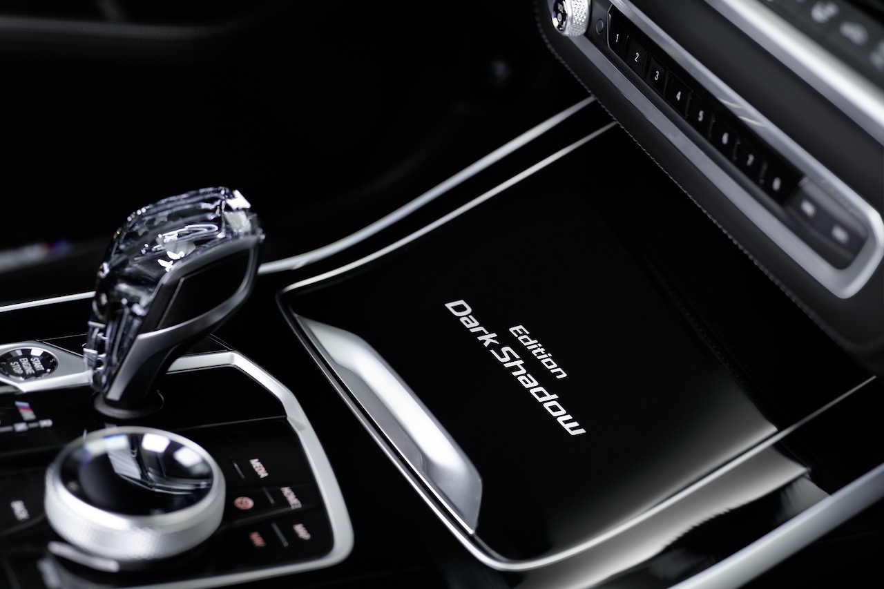 コンソール部には専用Edition Dark Shadowのレタリングも施された