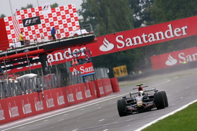 2008年F1第14戦イタリアGP　雨のモンツァで初優勝を飾ったセバスチャン・ベッテル（トロロッソ・フェラーリ）