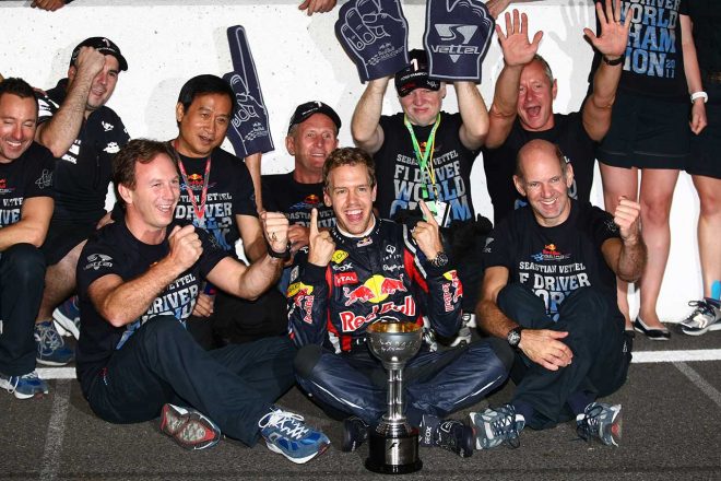 2010年F1最終戦アブダビGP ベッテルのチャンピオン獲得を喜ぶエイドリアン・ニューウェイ(右)とチーム代表のクリスチャン・ホーナー(左)