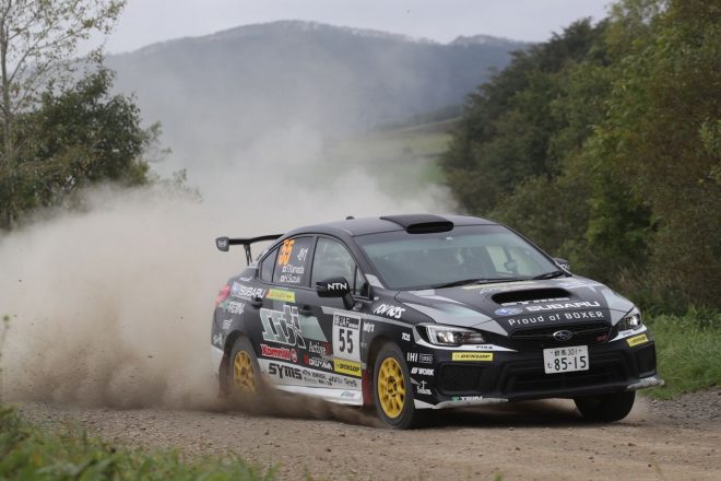 初日に駆動系トラブルに見舞われた鎌田卓麻／鈴木裕（スバルWRX STI）