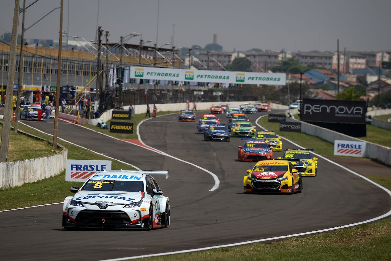 R1では日系ドライバーの好調ラファエル鈴木（Full Time Bassani）がキャリア初勝利をマーク