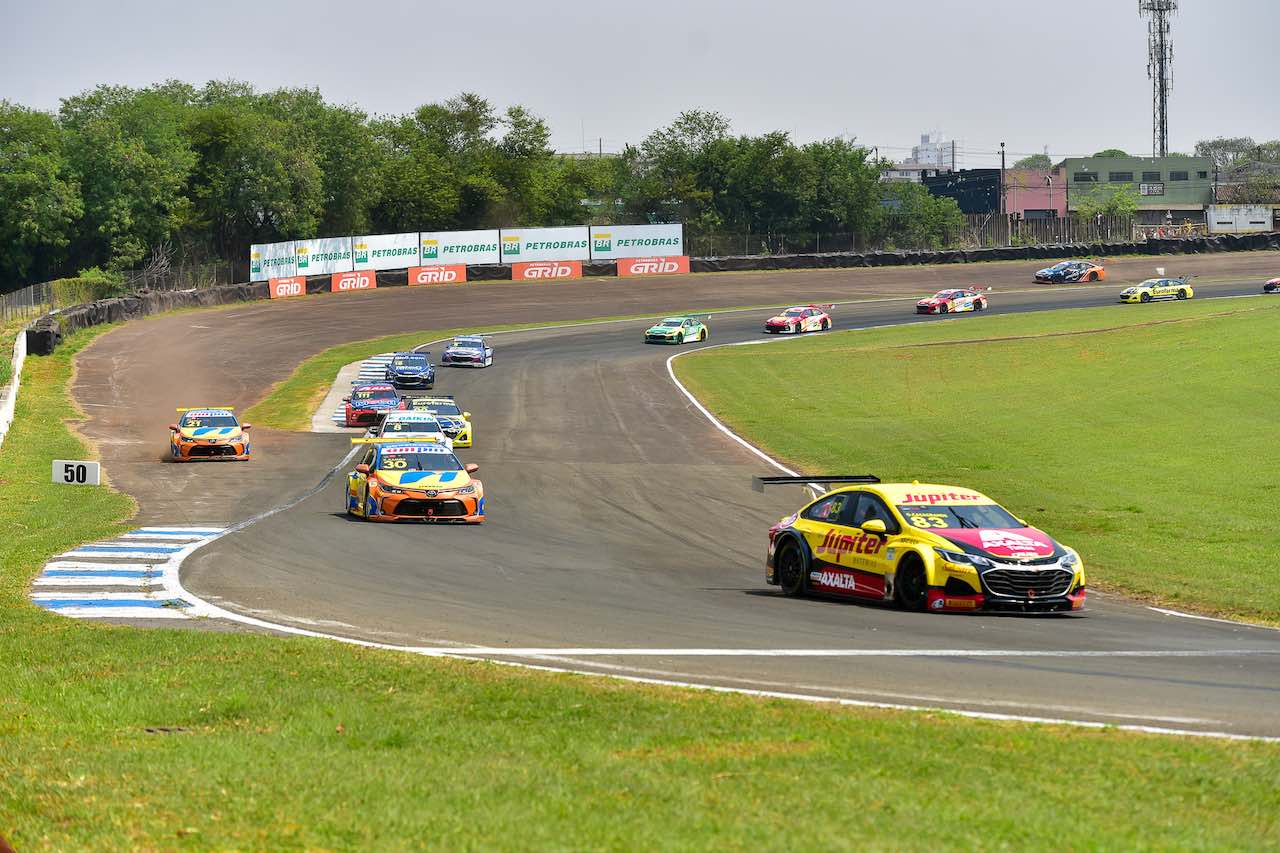 R1ではポール発進のチアゴ・カミーロがレース早々にコーナーをオーバーシュートし、ガブリエル・カサグランデに首位を明け渡す