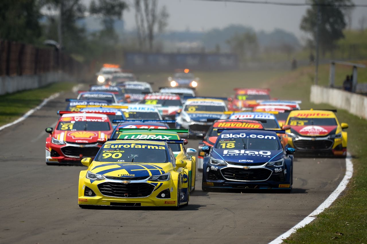 R2はリバースポールから発進した2度のタイトル経験者リカルド・マウリシオ（Eurofarma-RC）が優位にレースを進める